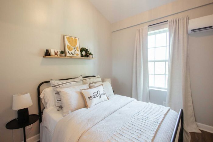 bedroom with a queen bed